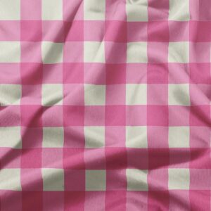zbliżenie faktury tkaniny z różowo-kremową kratą i delikatnymi fałdkami