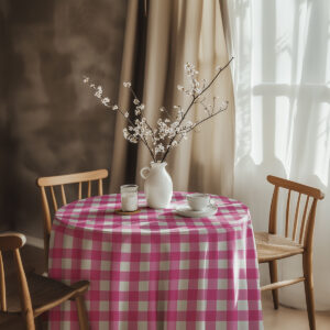aranżacja stołu z wazonem i filiżanką na obrusie w różową kratę