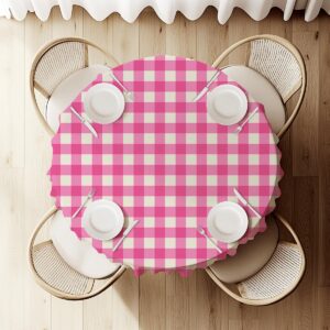 widok z góry na okrągły stół nakryty różowo-kremowym obrusem z nakryciami