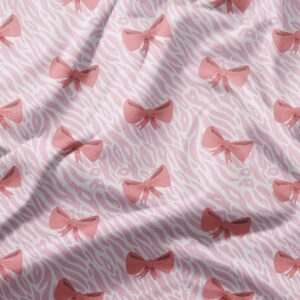 zbliżenie na tkaninę z różowymi kokardkami i subtelnym falistym tłem