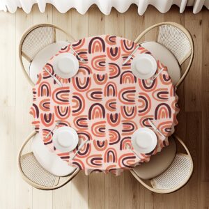 Widok z góry na okrągły stół udekorowany obrusem z miejscami nakrytymi białą zastawą