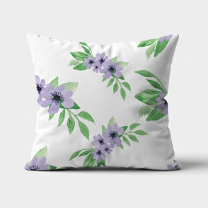 Poduszka dekoracyjna z akwarelowymi fioletowymi kwiatami widok z przodu