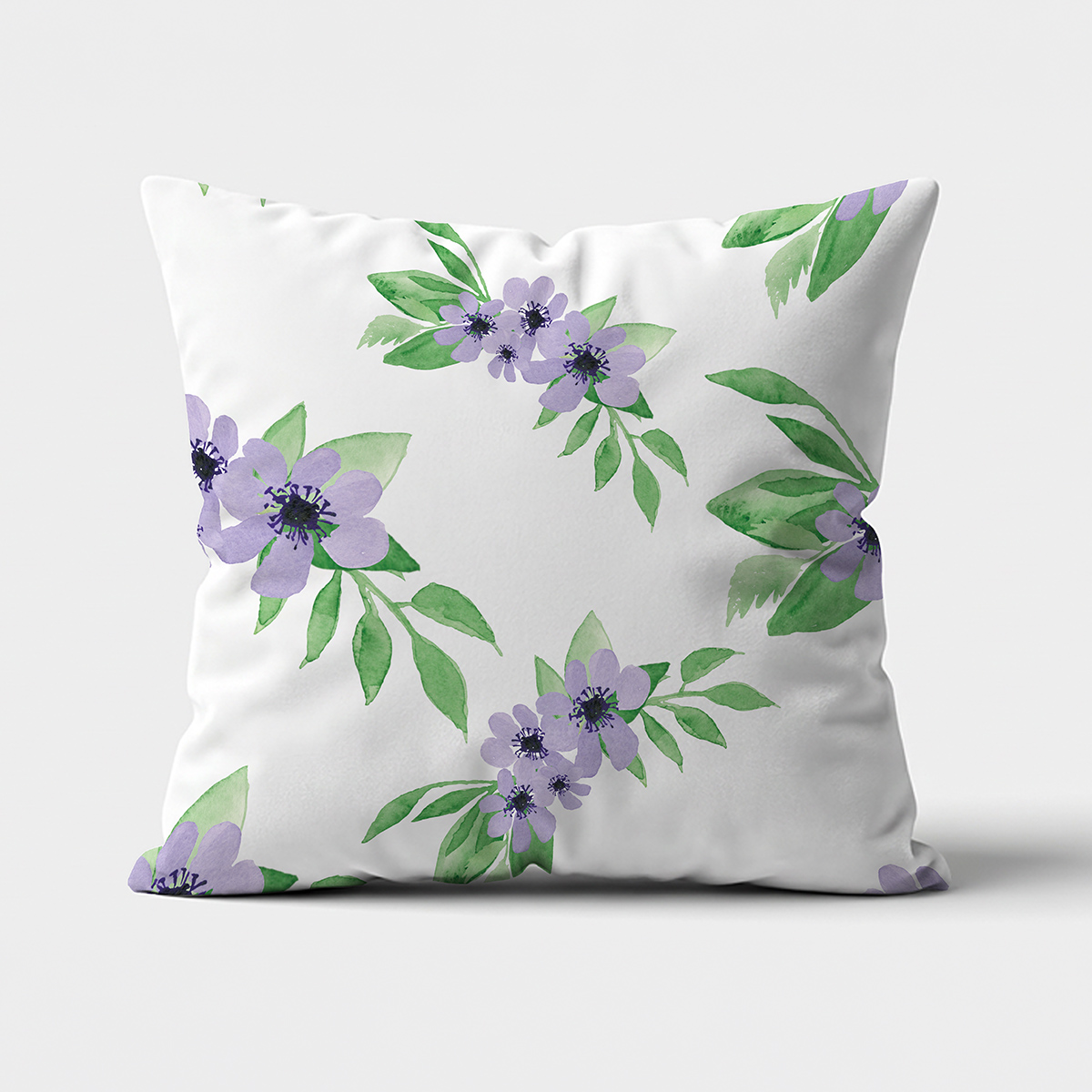 Poduszka dekoracyjna z akwarelowymi fioletowymi kwiatami widok z przodu