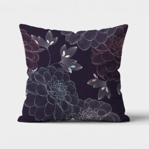 Poduszka dekoracyjna na granatowym tle z konturowymi dużymi kwiatami, widok z przodu