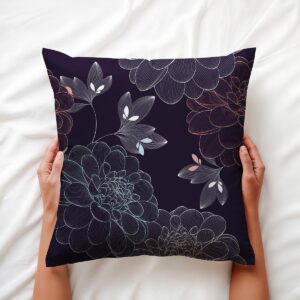 Zbliżenie na delikatne linie kwiatów i pastelowe akcenty, ujęcie trzymanej poduszki