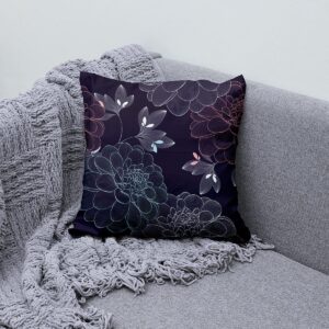 Poduszka ustawiona na szarej kanapie jako dekoracyjny akcent wnętrza