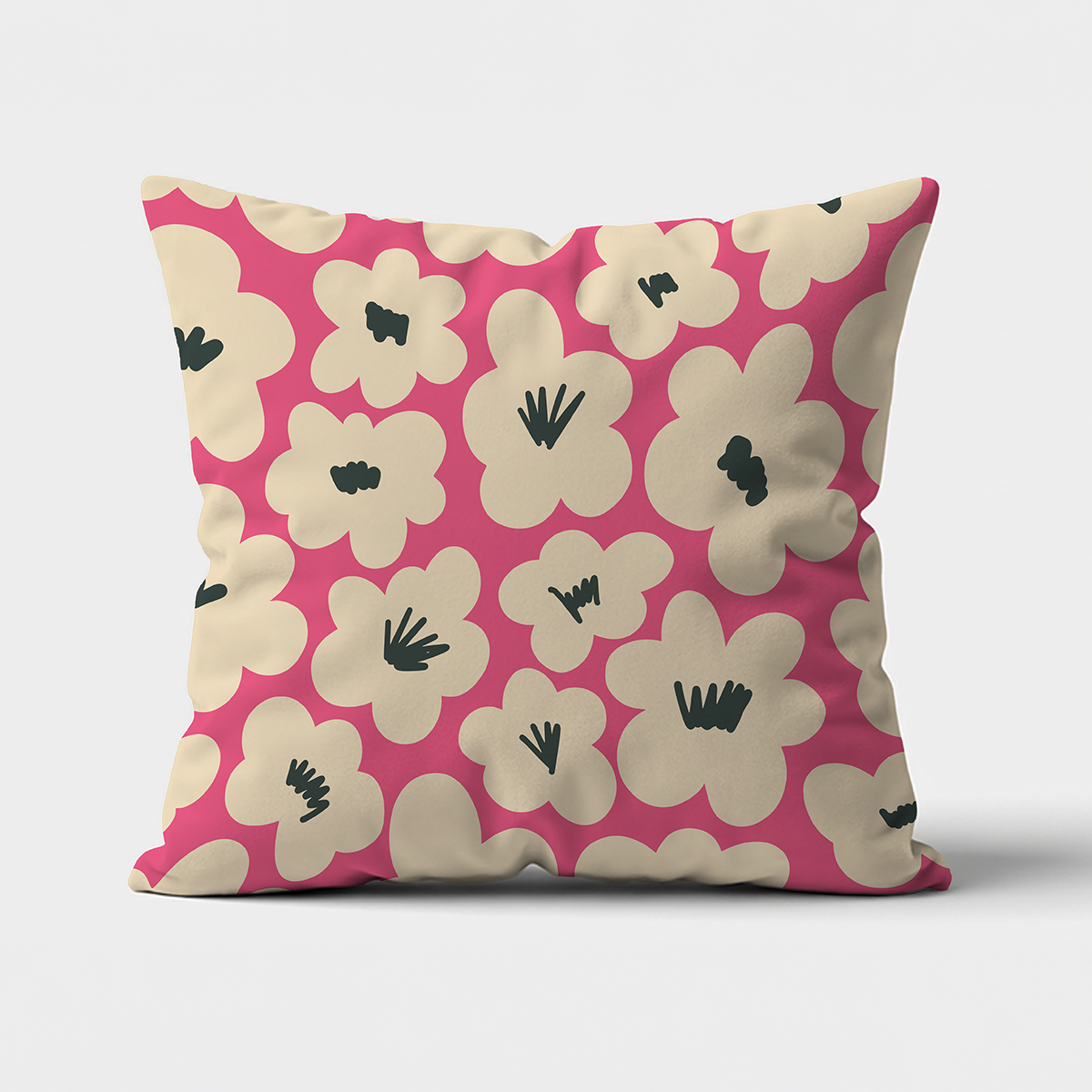 Poduszka z kremowymi kwiatami na malinowym tle, ujęcie frontalne na białym tle