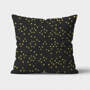 Poduszka dekoracyjna z czarnym tłem i rozproszonymi złotymi kropkami — ujęcie z przodu