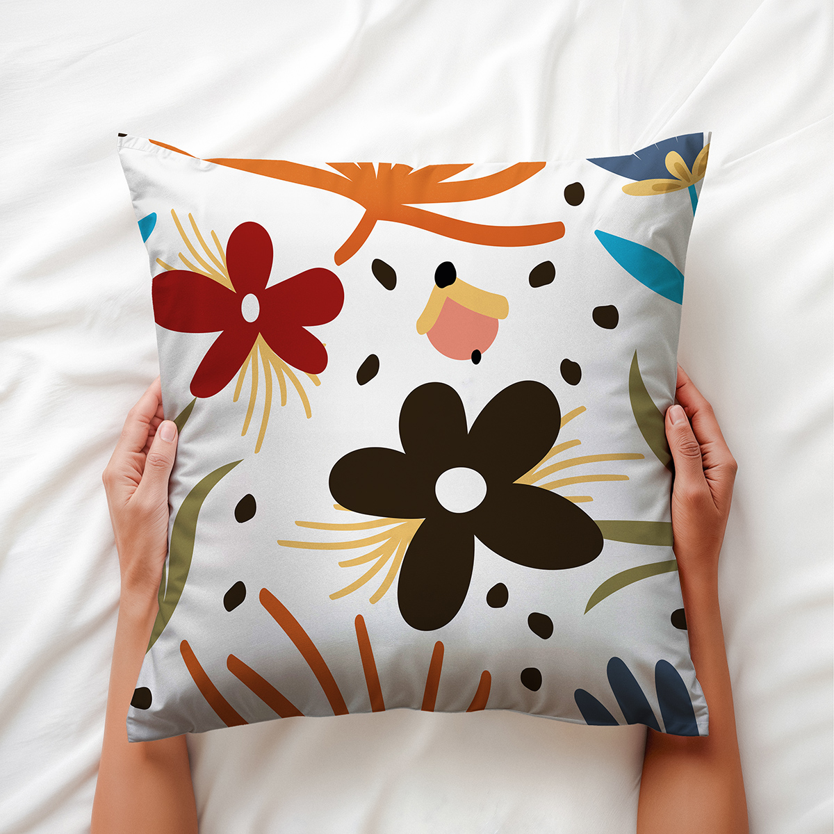 poduszka trzymana w dłoniach ukazująca wzór i miękkość wypełnienia