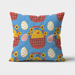 Poduszka z niebieskim tłem i wzorem żółtych kurczaczków w czerwonych koszykach i dekoracyjnymi pisankami, ujęcie frontowe