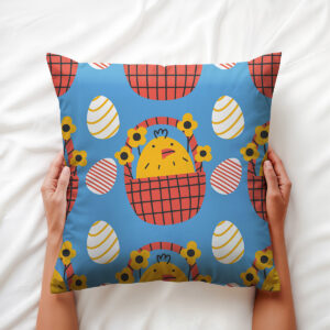 Osoba trzyma poduszkę z motywem kurczaczków w koszykach, detale wzoru widoczne z bliska