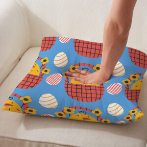 Ręka naciska poduszkę, pokazując miękkość wypełnienia i zbliżenie na materiał z wzorem kurczaczków