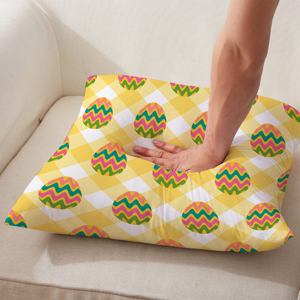 zbliżenie na materiał poduszki z odciśniętą dłonią pokazujące miękkość