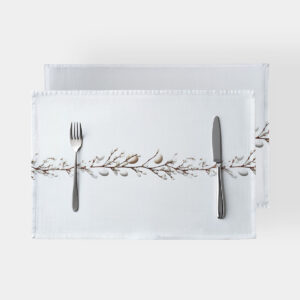 biała podkładka stołowa z poziomym motywem bazi i delikatnymi pisankami, ujęcie z góry