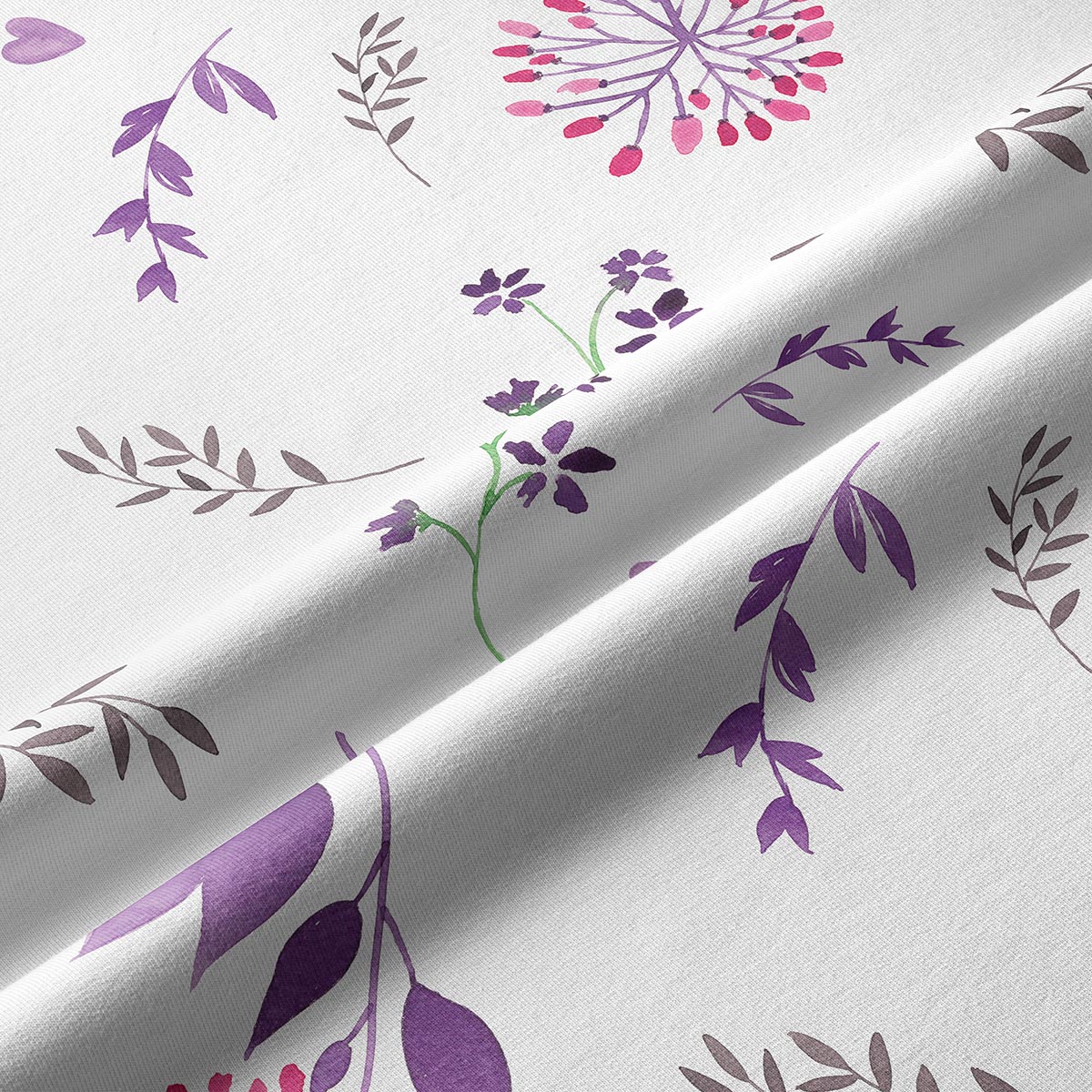 Zbliżenie na fakturę tkaniny i detale akwarelowego nadruku z fioletowymi liśćmi