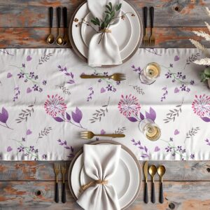 Aranżacja stołu z bieżnikiem, talerzami i sztućcami w naturalnym stylu