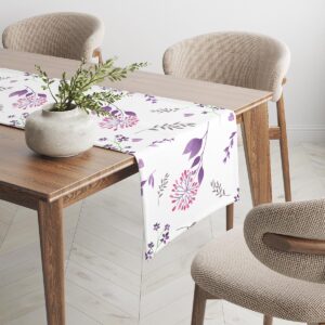 Bieżnik ułożony na stole z dekoracyjnym wazonem i widocznym wzorem kwiatowym