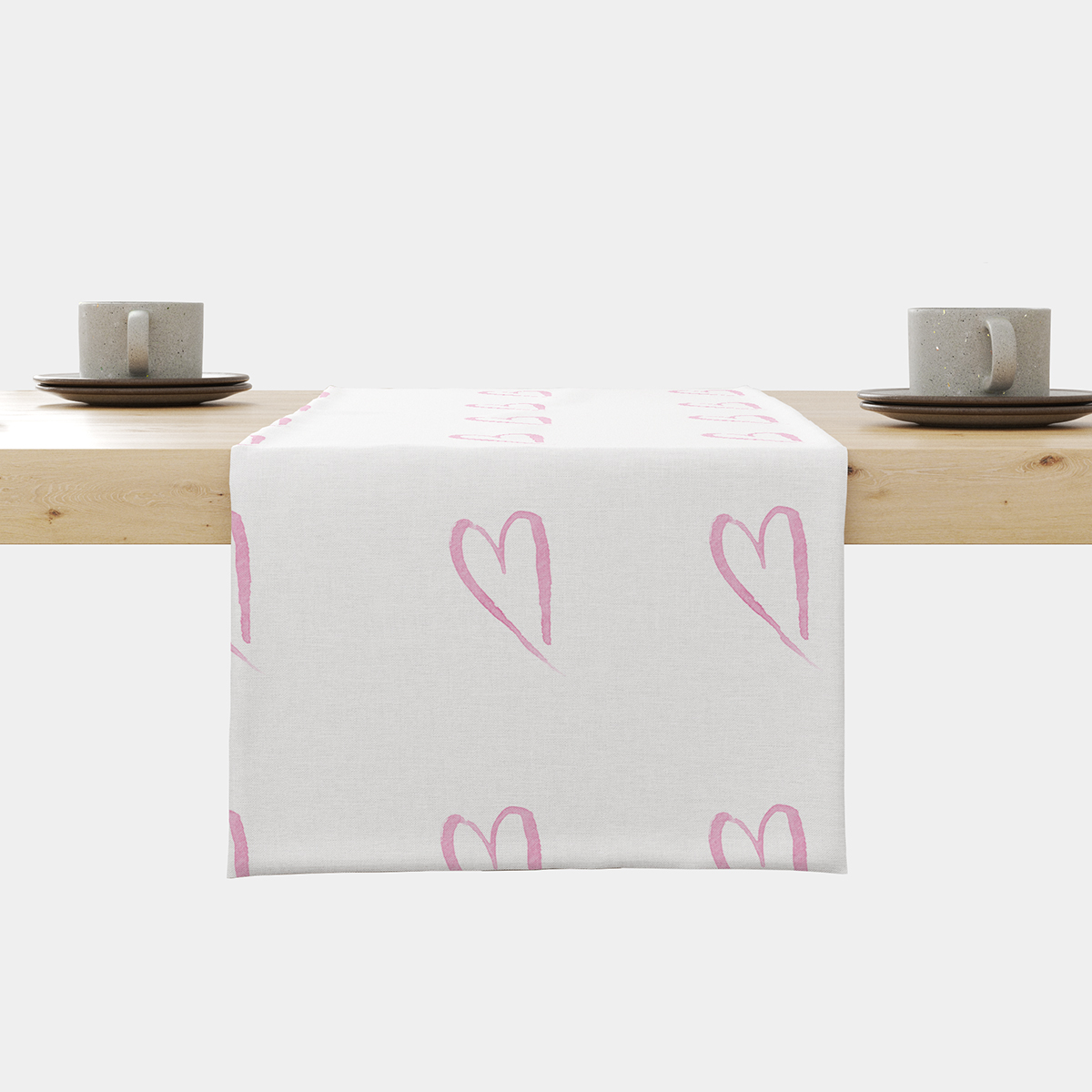 Bieżnik rozłożony na stole z różowymi akwarelowymi sercami, widok z przodu