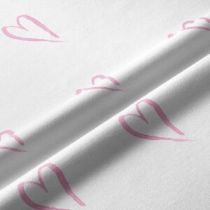 Zbliżenie na fakturę tkaniny i nadruk akwarelowego serca, detal materiału