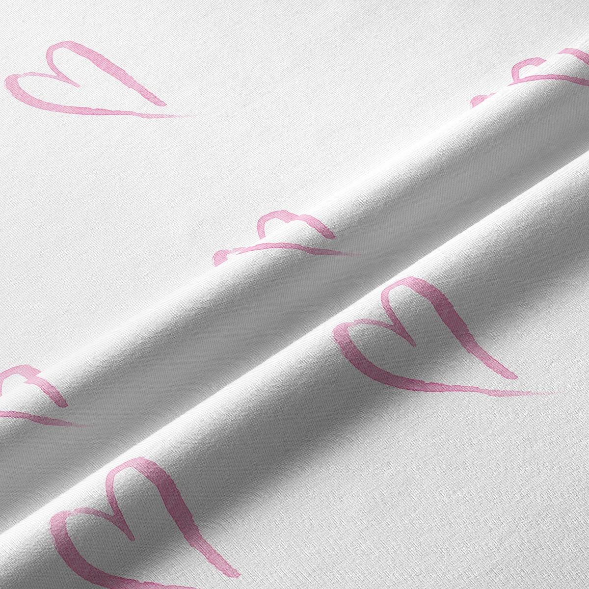 Zbliżenie na fakturę tkaniny i nadruk akwarelowego serca, detal materiału