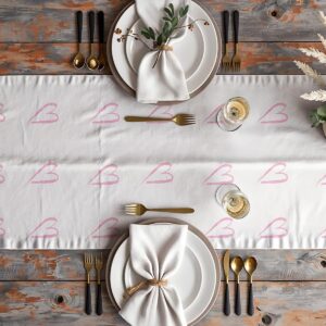 Aranżacja stołu z zastawą i bieżnikiem w motyw serc widziana z góry