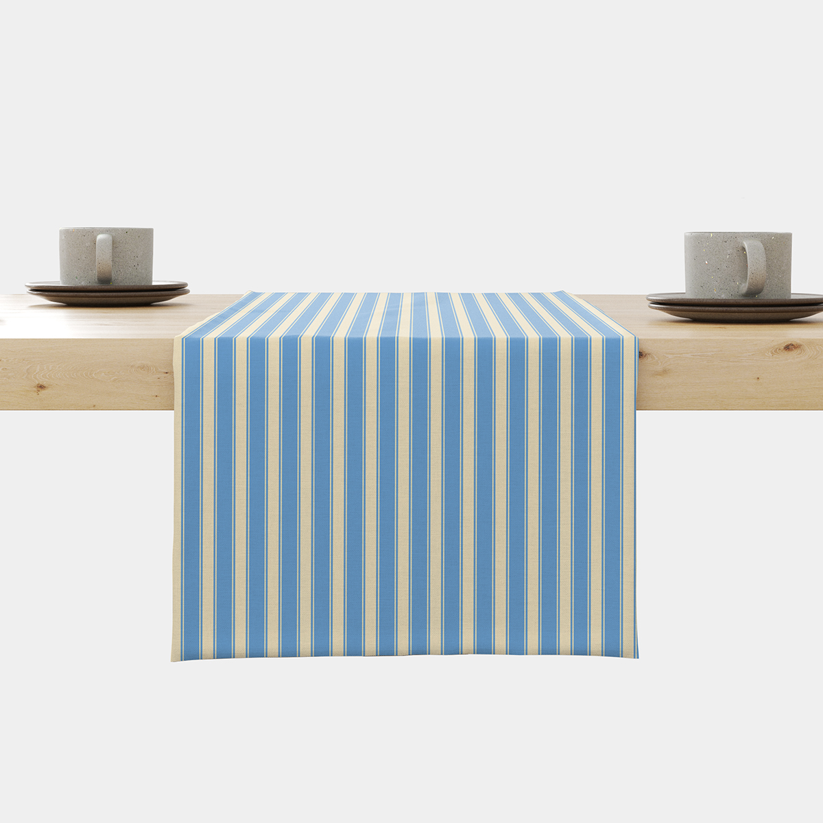 Bieżnik ułożony na drewnianym stole, widok główny na błękitne i kremowe pasy