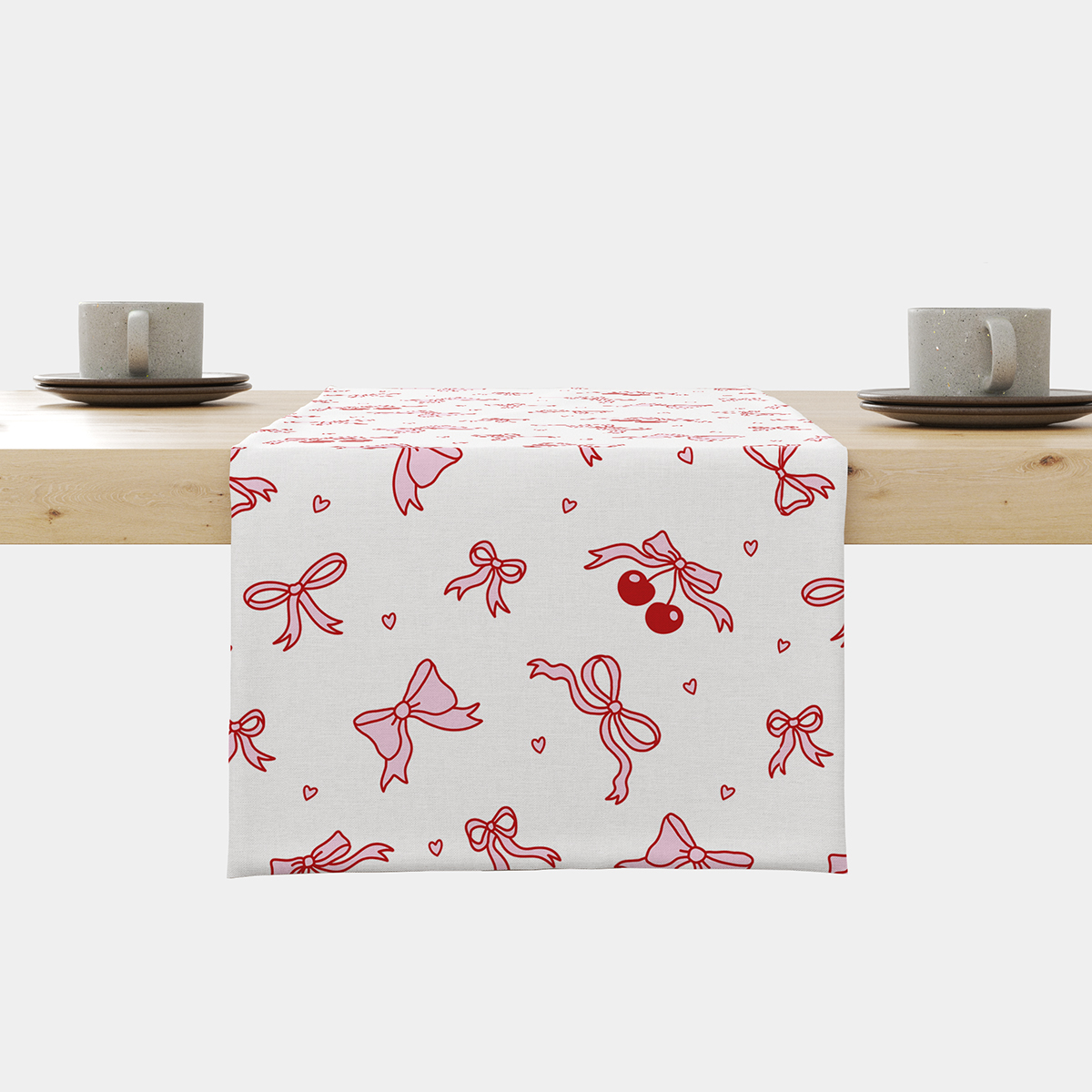 Bieżnik na stole z wzorem kokardek i czerwonych wisienek, ujęcie z przodu