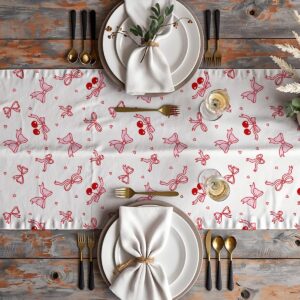 Aranżacja stołu z bieżnikiem, talerze i sztućce ustawione na wzorzystym materiale