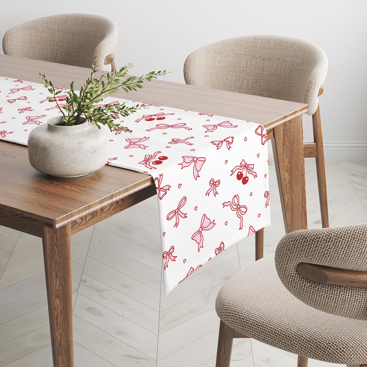 Widok bieżnika rozłożonego na drewnianym blacie, pokazujący powtarzalny wzór i fakturę