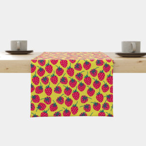 Bieżnik z wzorem truskawek ułożony na drewnianym stole, widok frontowy