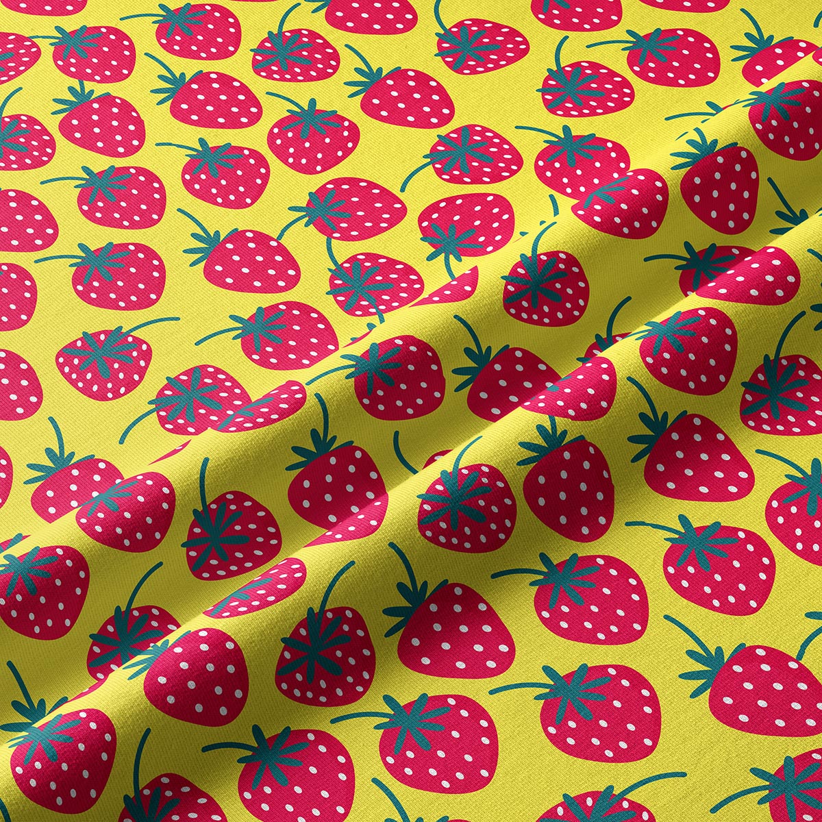 Zbliżenie na tkaninę z nadrukowanymi czerwonymi truskawkami i strukturą materiału