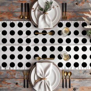 Aranżacja stołu z bieżnikiem w czarne groszki, talerze i złote sztućce