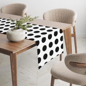 Bieżnik na drewnianym stole, widok na krawędź i ciąg wzoru groszków