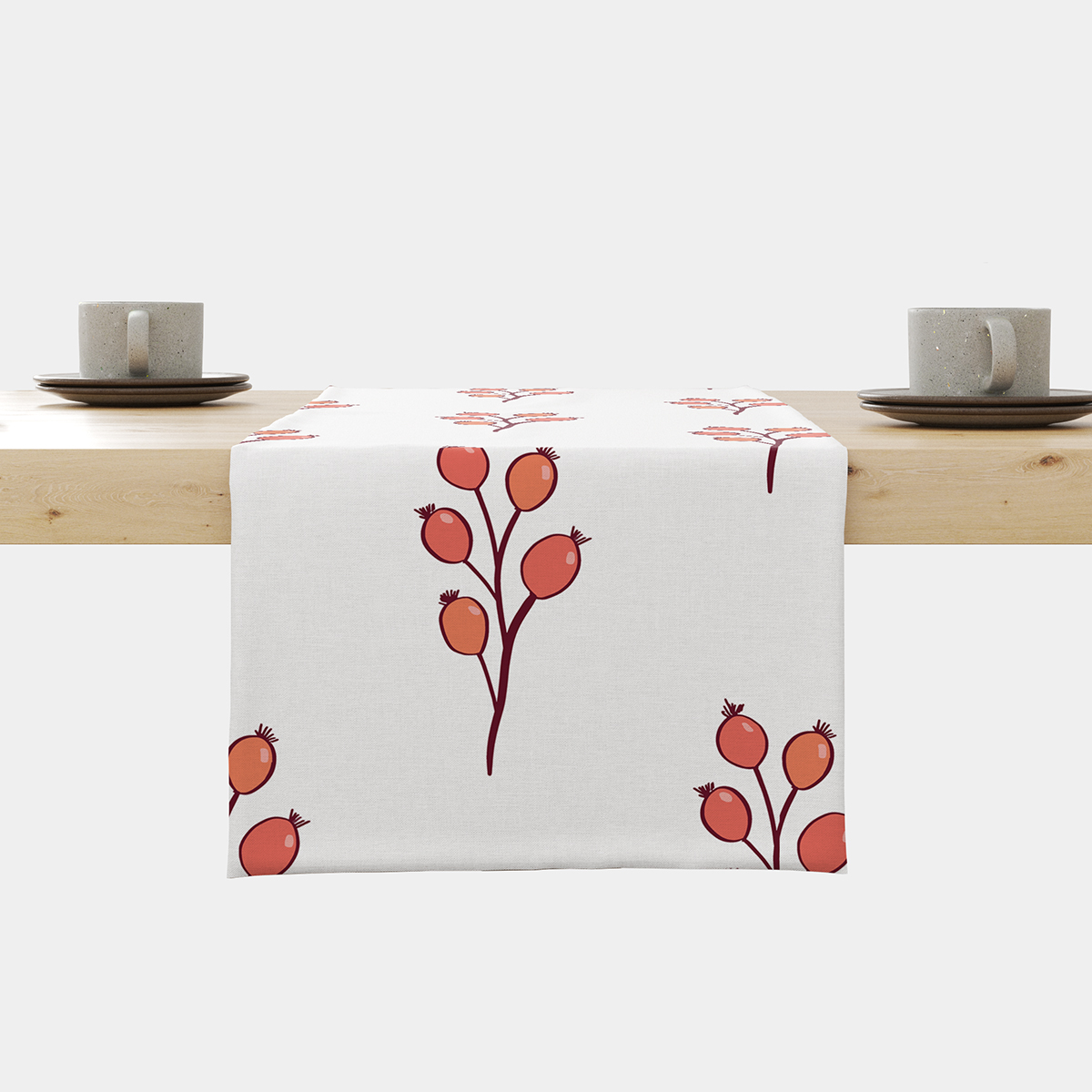 biały bieżnik z motywem gałązek dzikiej róży na drewnianym stole, widok frontalny