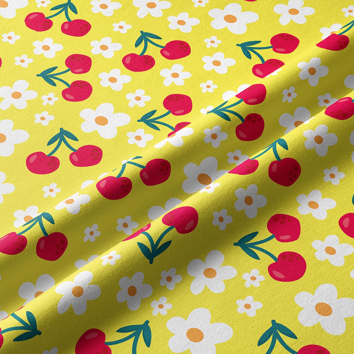 Zbliżenie tkaniny pokazujące detal czerwonych wiśni i białych stokrotek na żółtym tle