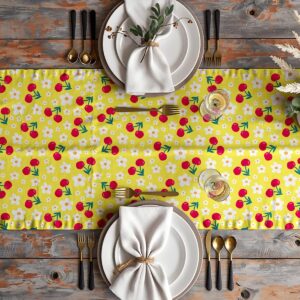 Aranżacja stołu z bieżnikiem, talerze, serwetki i sztućce na drewnianym blacie