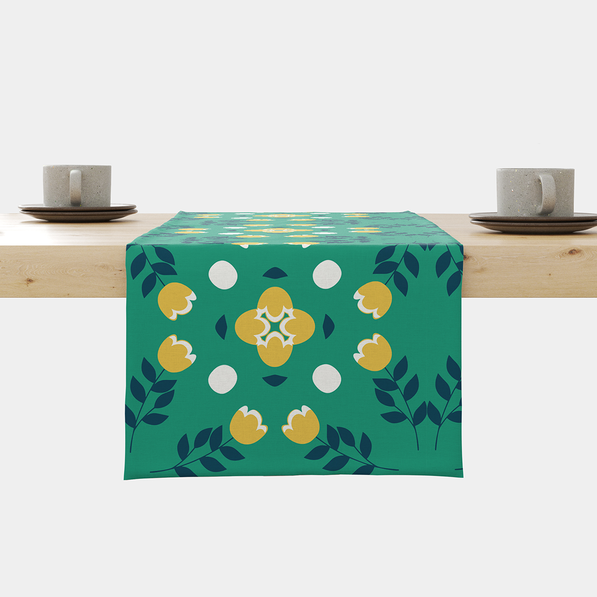 Bieżnik rozłożony na stole z zielonym tłem i żółtymi kwiatami w centralnym ujęciu