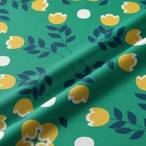 Zbliżenie na tkaninę pokazujące żółte kwiaty, granatowe liście i białe kropki