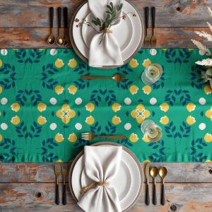 Aranżacja stołu z bieżnikiem, talerzami, serwetkami i złotymi sztućcami