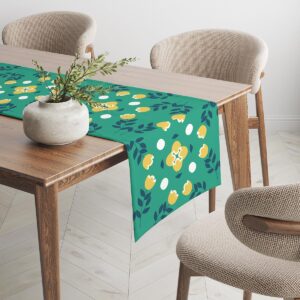 Widok boczny na bieżnik rozciągnięty na drewnianym stole podkreślający powtarzalny wzór