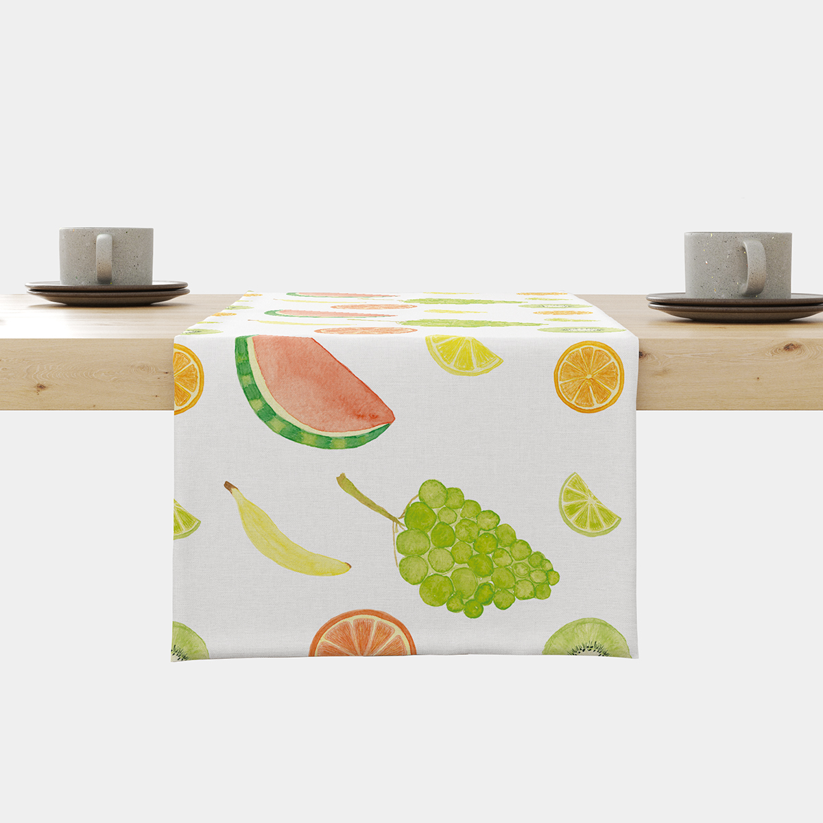Bieżnik z akwarelowymi owocami na białym tle rozłożony na stole, widoczne plasterki arbuza i kiść winogron
