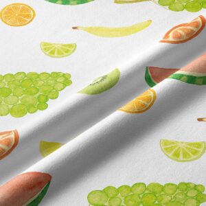 Zbliżenie na fakturę materiału i detale akwarelowego nadruku z plasterkami cytrusów i kiwi