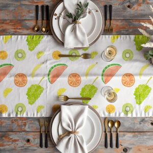 Widok z góry na aranżację stołu z bieżnikiem, zastawą i sztućcami w rustykalnym stylu