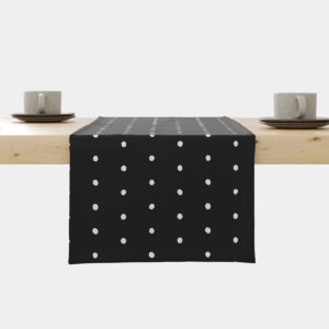 Czarny bieżnik z białymi groszkami rozłożony na drewnianym stole, widok z przodu