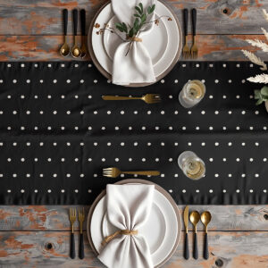 Aranżacja stołu z bieżnikiem w groszki, nakrycie talerzami i sztućcami