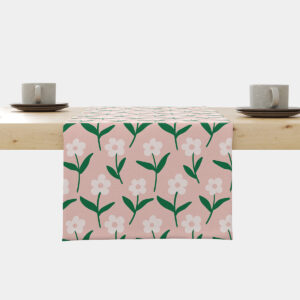 Bieżnik na drewnianym stole z różowym tłem i drobnymi białymi stokrotkami oraz zielonymi listkami