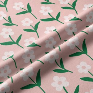 Zbliżenie na tkaninę bieżnika pokazujące delikatny nadruk stokrotek i fakturę materiału