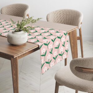 Róg stołu z bieżnikiem, detal wzoru i aranżacja z naturalnymi dodatkami