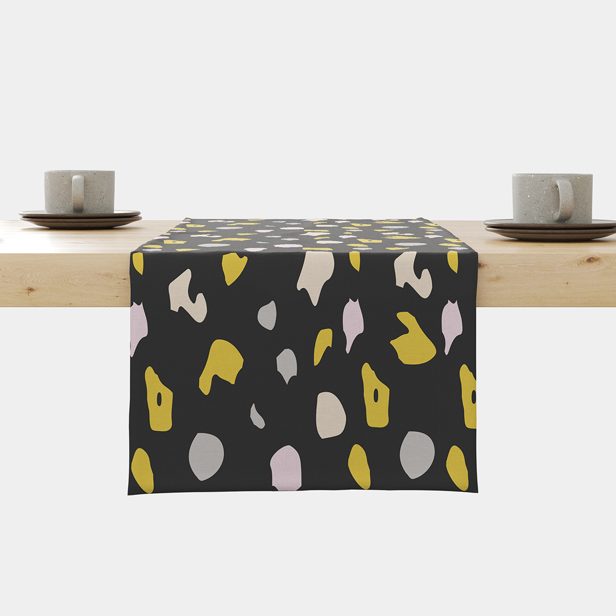 Bieżnik rozłożony na stole z widocznym wzorem terrazzo na grafitowym tle, widok centralny