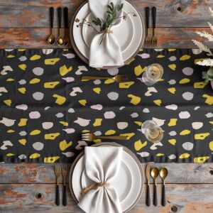 Bieżnik w aranżacji stołu z talerzami, sztućcami i dekoracjami, ujęcie z góry